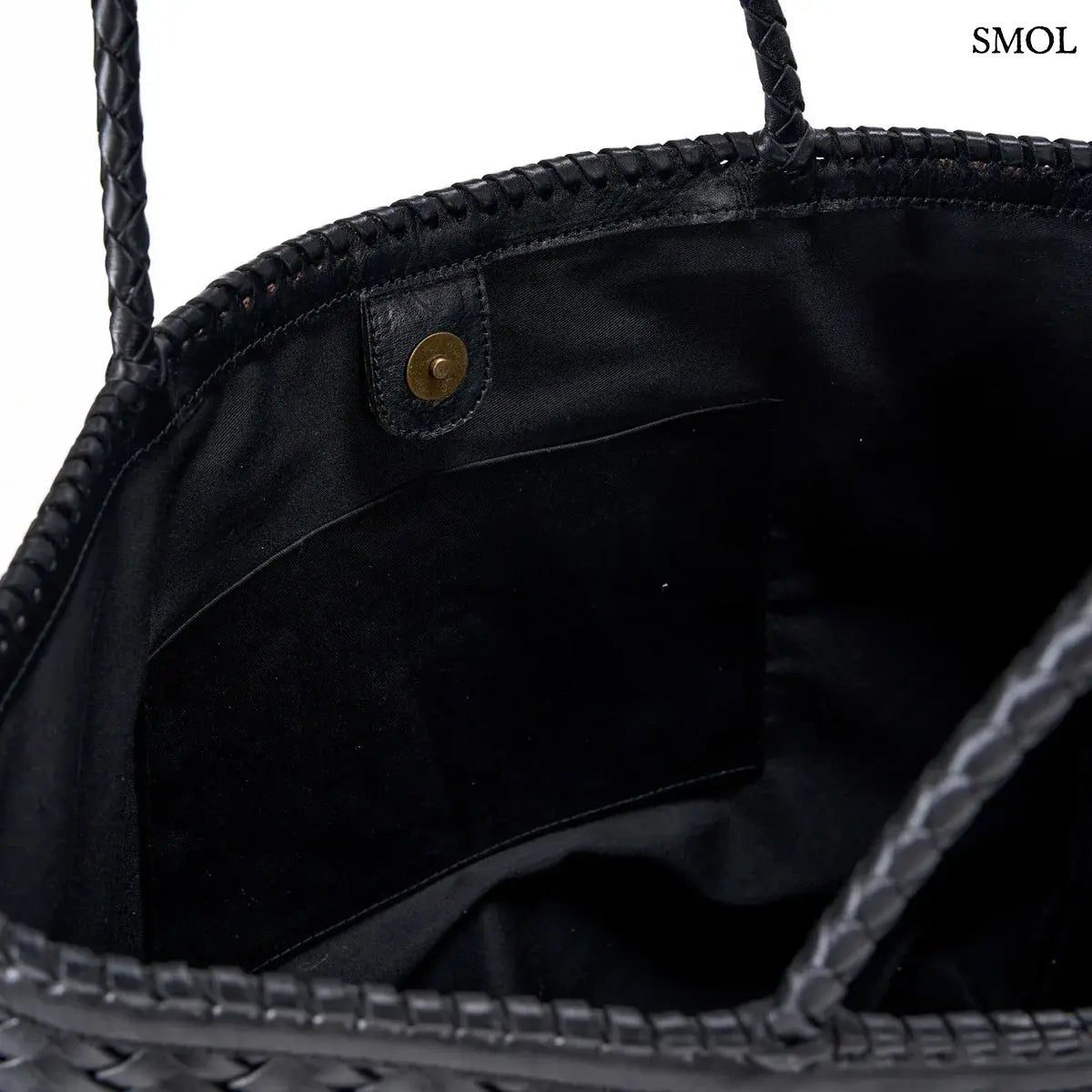 Fekete fonott bőr válltáska és óriás pakolós táska elegáns, kézzel készített textúrával, kapccsal