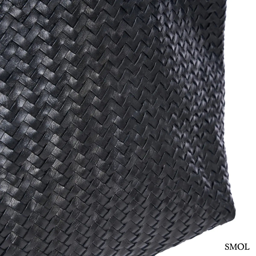 Fekete fonott bőr válltáska és óriás pakolós táska elegáns, kézzel készített textúrával, nagyítva oldalról