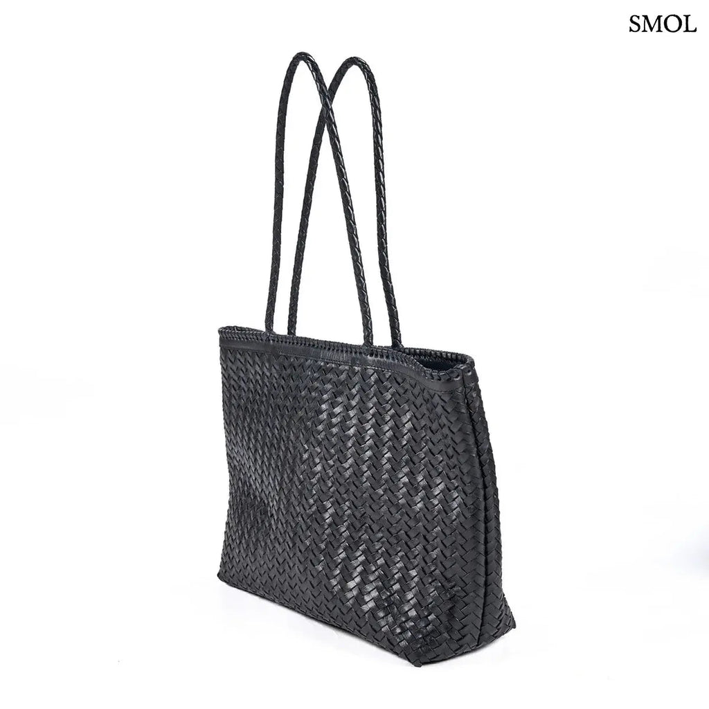 Fekete fonott bőr válltáska és óriás pakolós táska elegáns, kézzel készített textúrával, ferdén