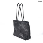 Fekete fonott bőr válltáska és óriás pakolós táska elegáns, kézzel készített textúrával, ferdén