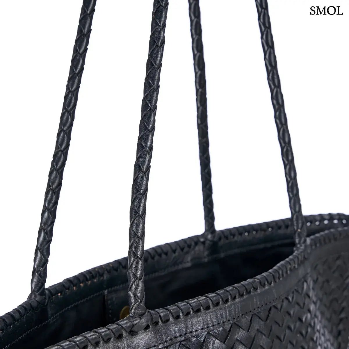 Fekete fonott bőr válltáska és óriás pakolós táska elegáns, kézzel készített textúrával, pántokkal