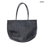 Fekete fonott bőr válltáska és óriás pakolós táska elegáns, kézzel készített textúrával, fektetve