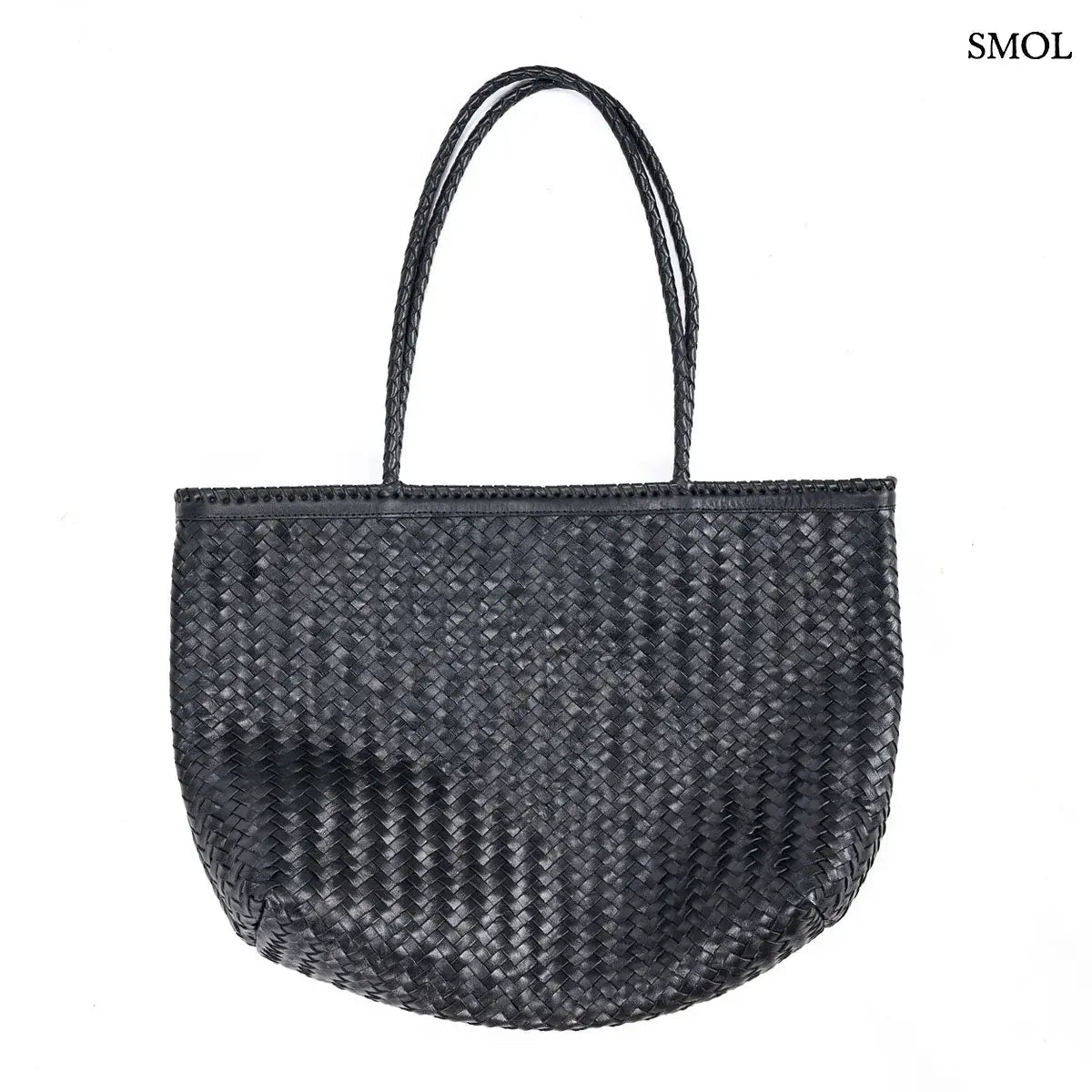 Fekete fonott bőr válltáska és óriás pakolós táska elegáns, kézzel készített textúrával, fektetve