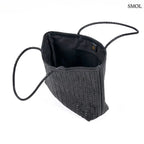 Fekete fonott bőr válltáska és óriás pakolós táska elegáns, kézzel készített textúrával, kinyitva