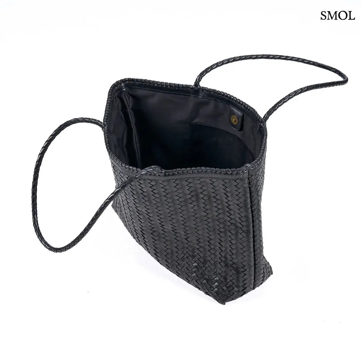 Fekete fonott bőr válltáska és óriás pakolós táska elegáns, kézzel készített textúrával, kinyitva