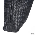 Fekete fonott bőr válltáska és óriás pakolós táska elegáns, kézzel készített textúrával, oldalról