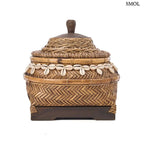 Kézzel font bambusz tároló doboz valódi kagyló díszítéssel és fa fogantyúval, natúr barna színben, oldalról