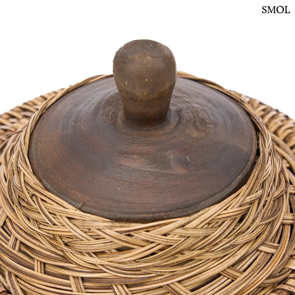 Kézzel font bambusz tároló doboz valódi kagyló díszítéssel és fa fogantyúval, natúr barna színben, fedő nagyítva