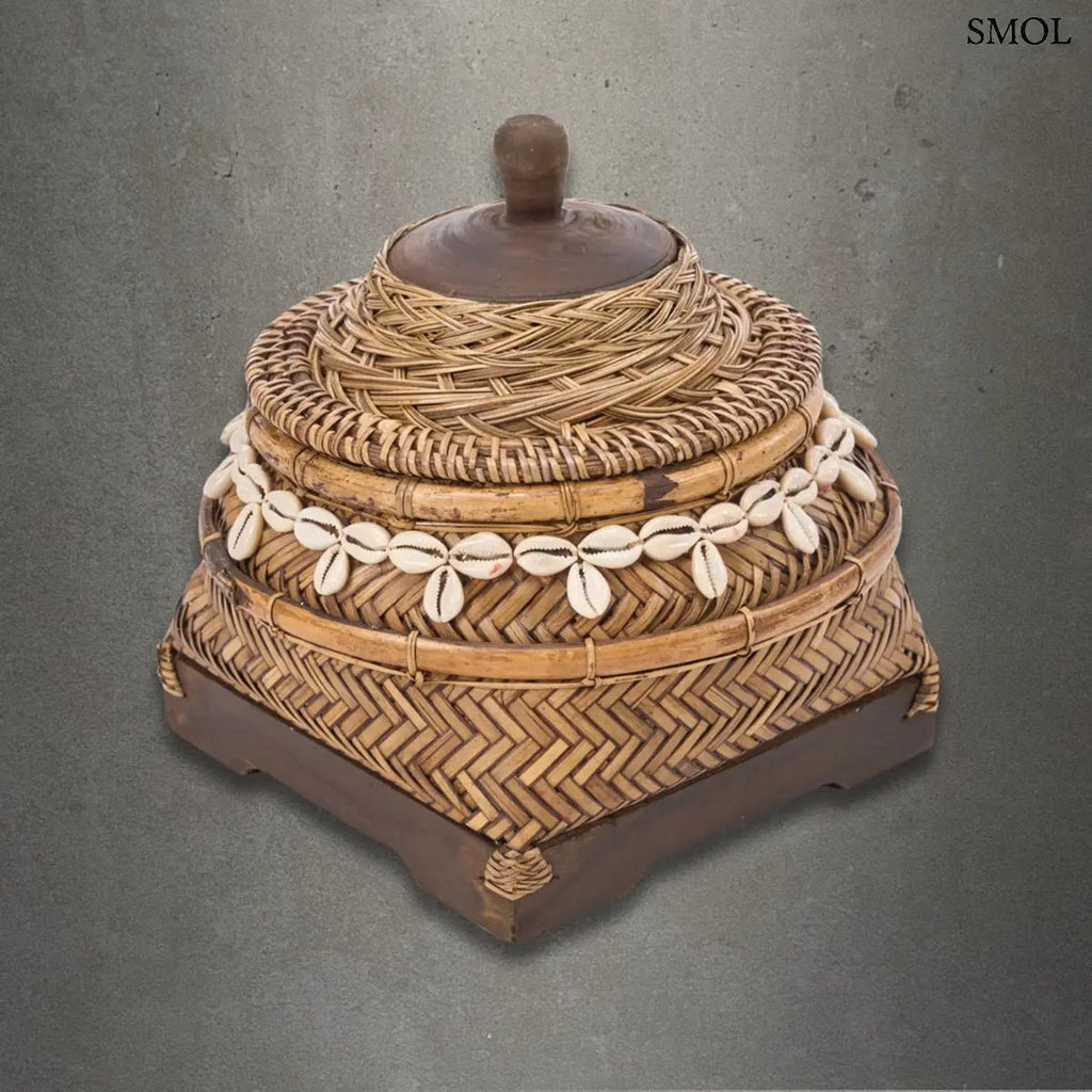 Kézzel font bambusz tároló doboz valódi kagyló díszítéssel és fa fogantyúval, natúr barna színben, szürke háttérrel