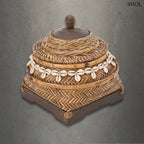 Kézzel font bambusz tároló doboz valódi kagyló díszítéssel és fa fogantyúval, natúr barna színben, szürke háttérrel