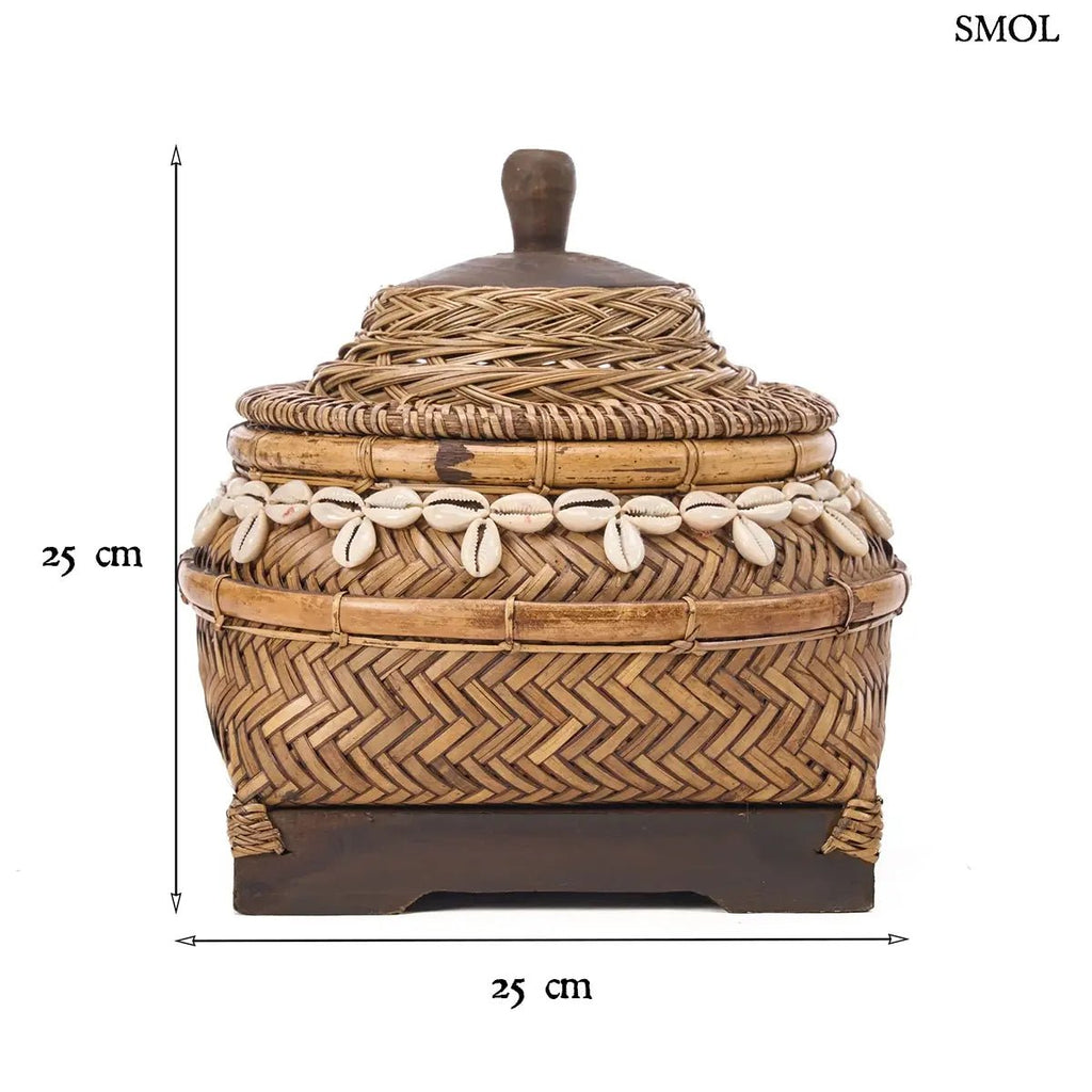 Kézzel font bambusz tároló doboz valódi kagyló díszítéssel és fa fogantyúval, natúr barna színben, méretekkel