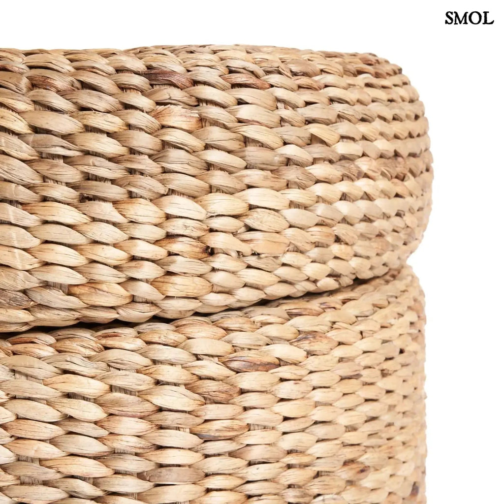 Kerek, fonott tároló puff natúr vízijácintból, zárt fedővel, oldalról nagyítva