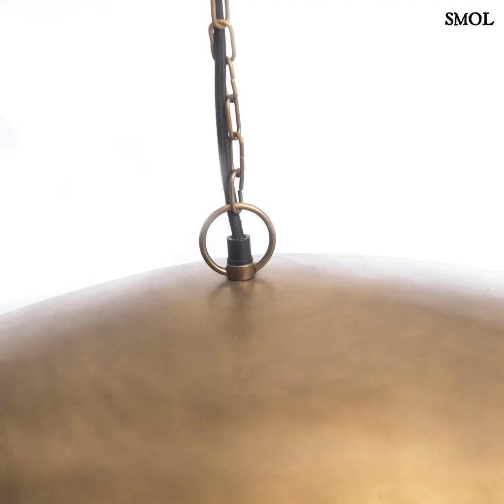 Extra nagy, hullámos függőlámpa sárgaréz/arany színű fémből, egyedi designnal,  akasztó nagyítva