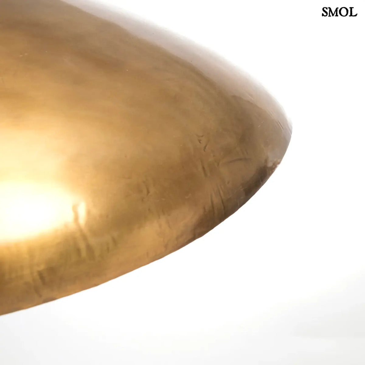 Extra nagy, hullámos függőlámpa sárgaréz/arany színű fémből, egyedi designnal,  oldal nagyítva