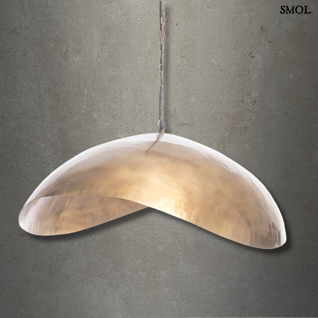 Extra nagy, hullámos függőlámpa sárgaréz/arany színű fémből, egyedi designnal, szürke háttérrel