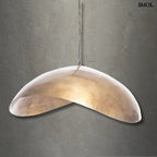 Extra nagy, hullámos függőlámpa sárgaréz/arany színű fémből, egyedi designnal, szürke háttérrel