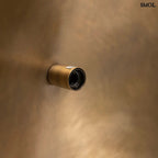 Extra nagy, hullámos függőlámpa sárgaréz/arany színű fémből, egyedi designnal,  foglalat nagyítva