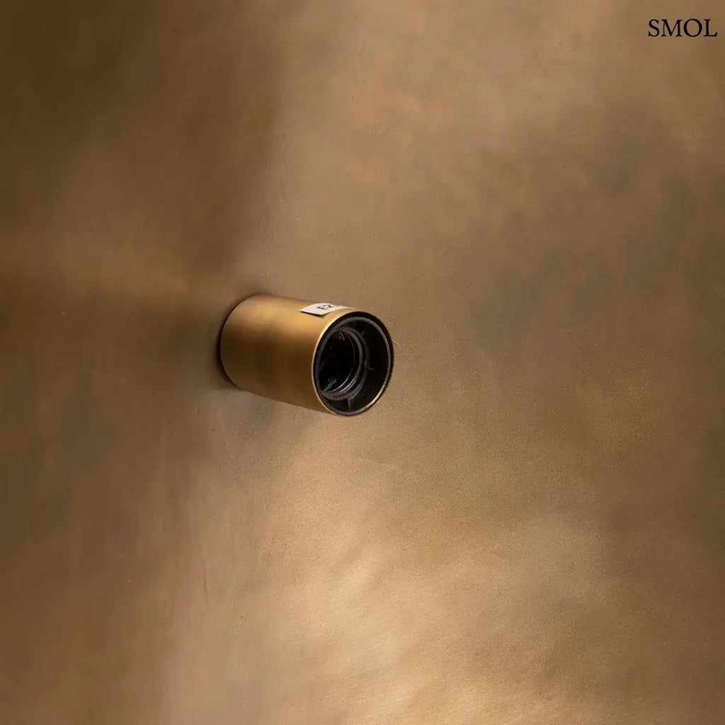 Antikolt sárgaréz függőlámpaernyő organikus ívvel és kézműves textúrával,  belülről nagyítva