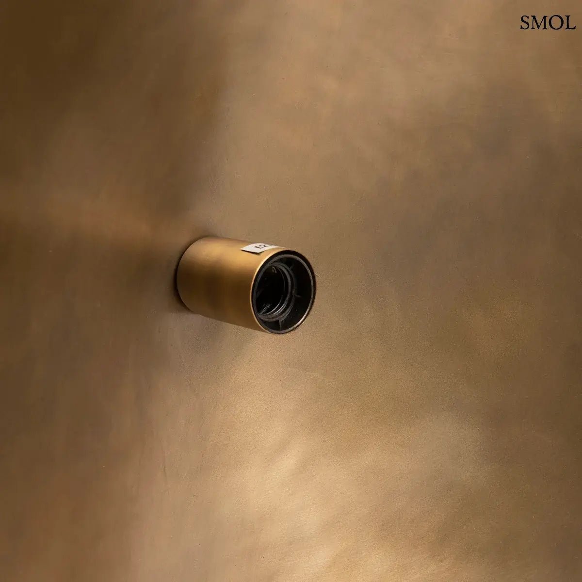 Antikolt sárgaréz függőlámpaernyő organikus ívvel és kézműves textúrával,  belülről nagyítva