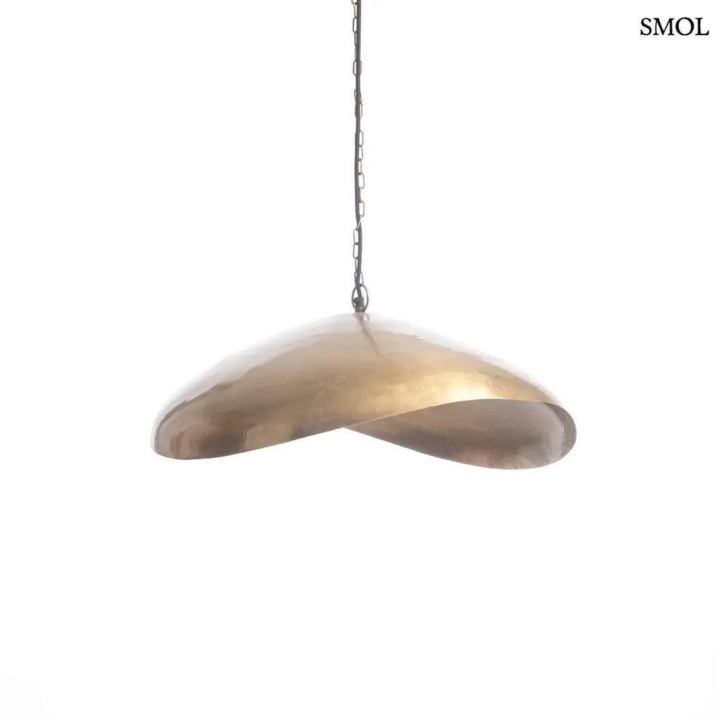 Antikolt sárgaréz függőlámpaernyő organikus ívvel és kézműves textúrával, fehér háttérrel