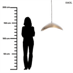 Antikolt sárgaréz függőlámpaernyő organikus ívvel és kézműves textúrával, méretarányosan