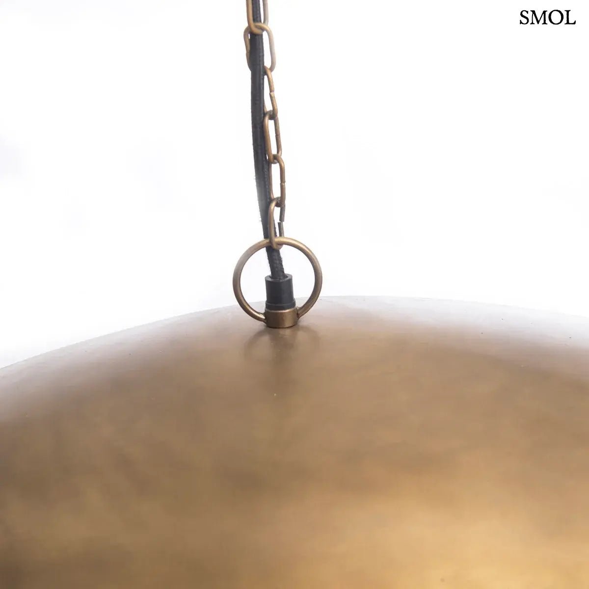 Antikolt sárgaréz függőlámpaernyő organikus ívvel és kézműves textúrával, akasztó nagyítva