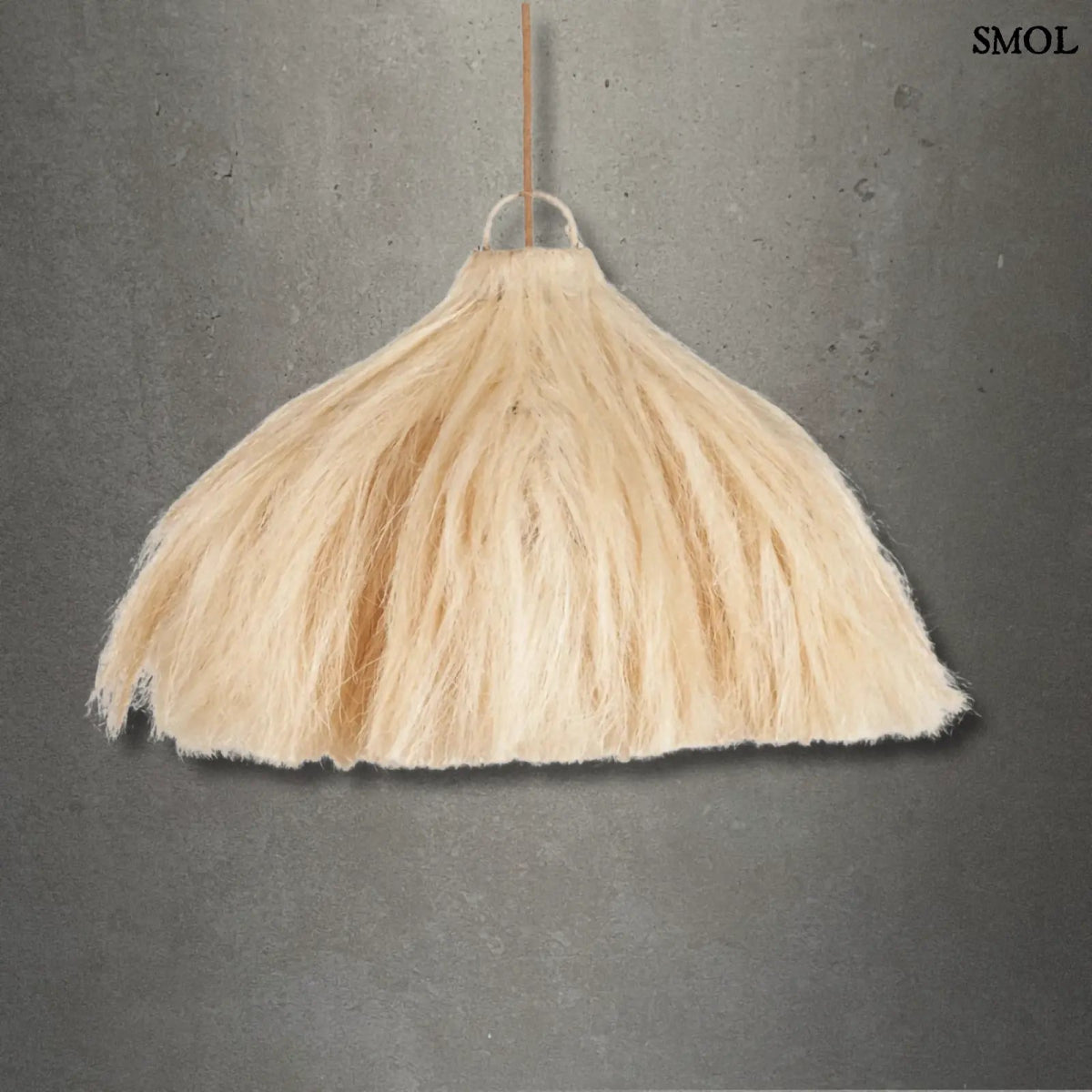 Függőlámpaernyő natúr rami rostból kézzel szőtt, organikus design, szürke háttérrel