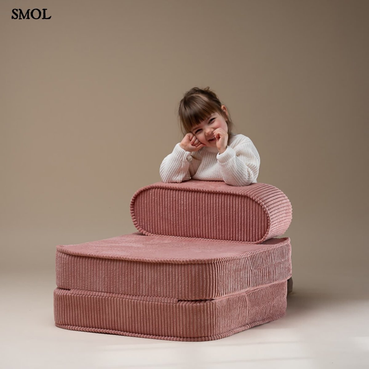 Gyerek ágyfotel, 1 részes | PINK MOUSSE, ággyá alakítható gyerekfotel - smol.hu - boldog gyerekkel