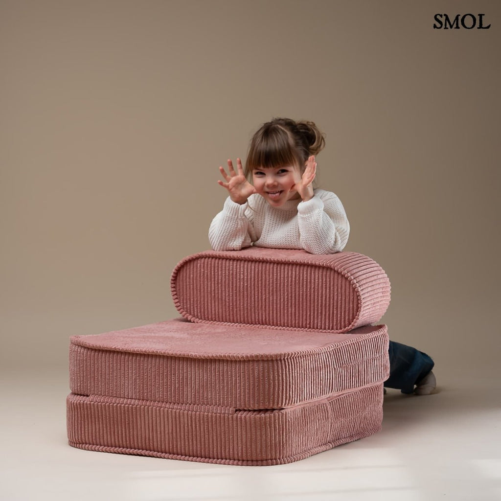 Gyerek ágyfotel, 1 részes | PINK MOUSSE, ággyá alakítható gyerekfotel - smol.hu - játszó gyerekkel