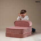 Gyerek ágyfotel, 1 részes | PINK MOUSSE, ággyá alakítható gyerekfotel - smol.hu - játszó gyerekkel