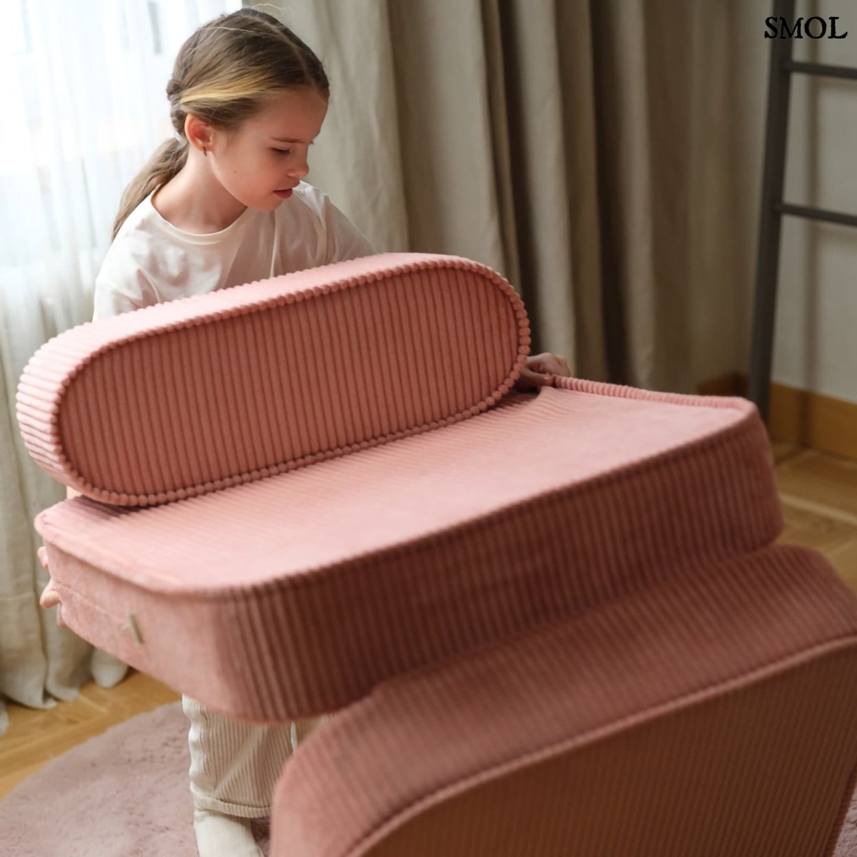 Gyerekfotel - ággyá alakítható, kordbársony | PINK MOUSSE | SMOL - kisgyerek ággyá alakítás közben