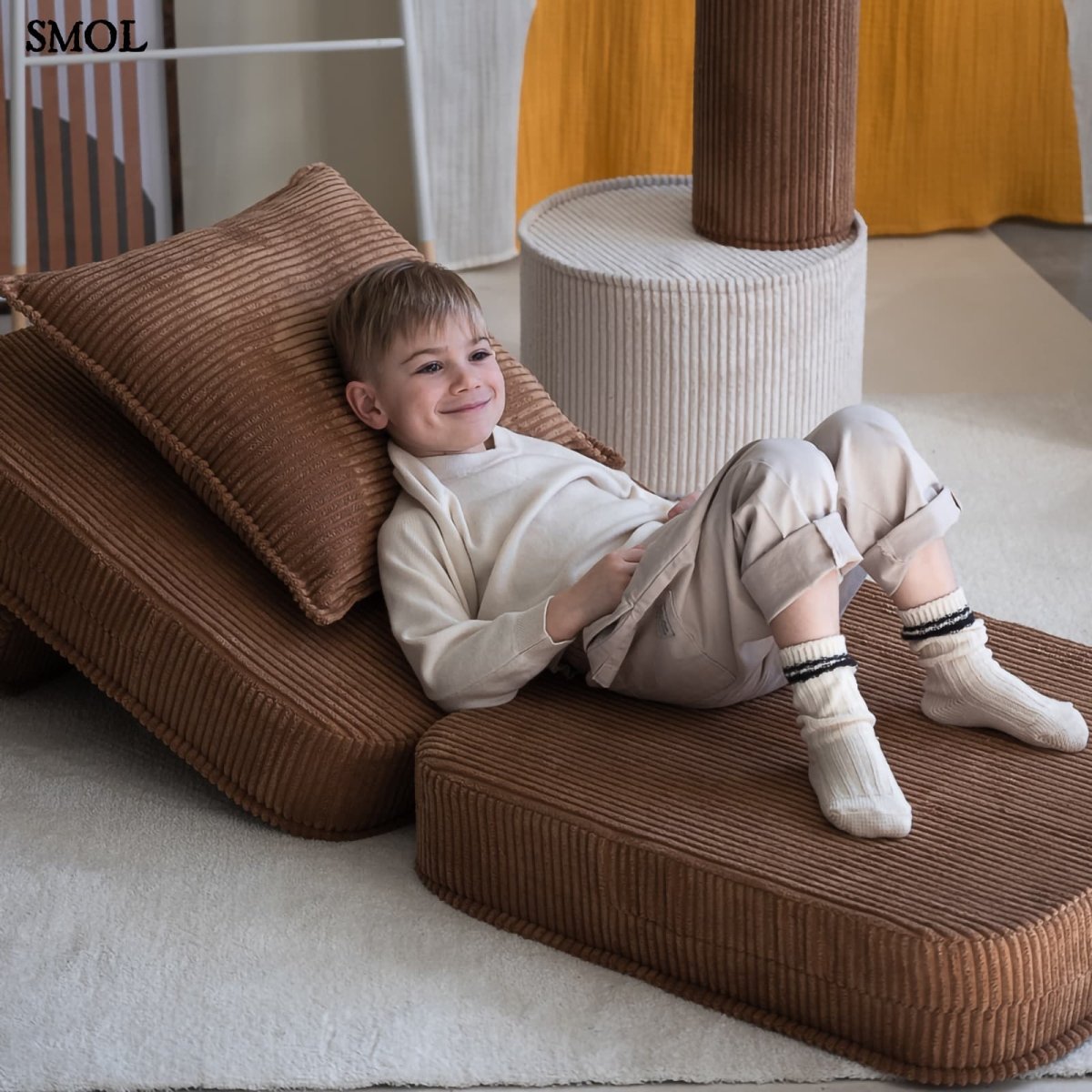 Gyerek ágyfotel, 1 részes | TOFFEE, ággyá alakítható, kordbársony gyerekfotel - SMOL - boldog gyerekkel