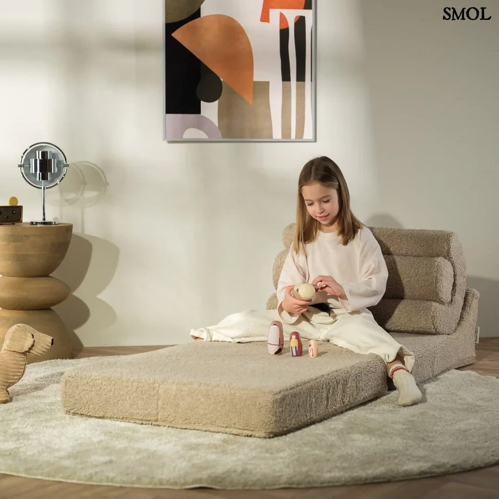 FLIPSTER BISCUIT, ággyá alakítható gyerekfotel - smol.hu - babázó gyerekkel, ággyá alakítva