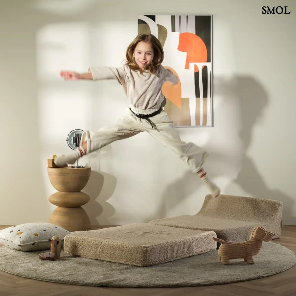 FLIPSTER BISCUIT, ággyá alakítható gyerekfotel - smol.hu - kislánnyal, ággyá alakítva