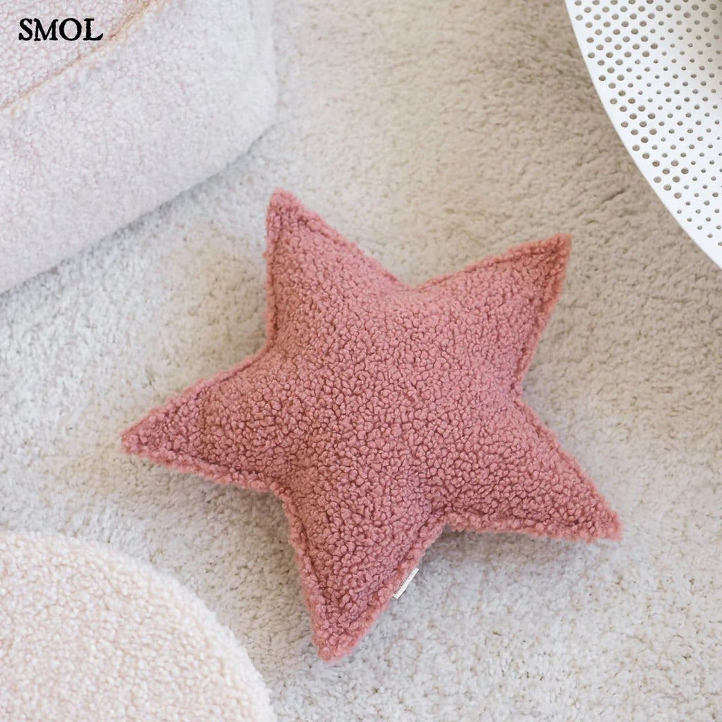 Gyerek csillagpárna | GLORI , csillag alakú, teddy anyagú gyerekpárna - SMOL - gyerekszobában, szőnyegen