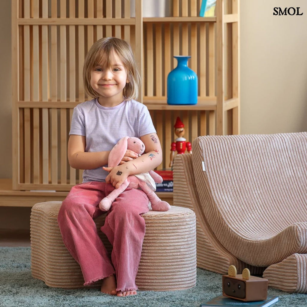 Gyerek felhő puff | CLOUD BROWN SUGAR - SMOL - boldog, ülő gyerekkel