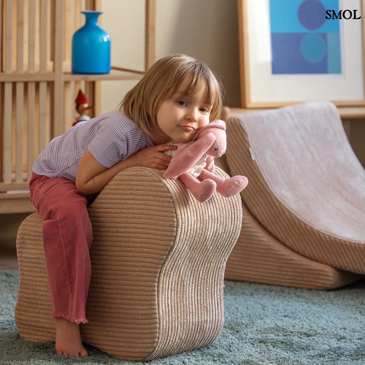 Gyerek felhő puff | CLOUD BROWN SUGAR - SMOL - játszó gyerekkel, gyerekszobában