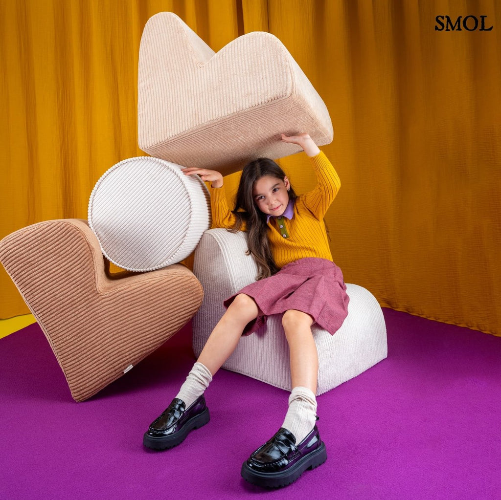 Gyerek felhőfotel | BROWN SUGAR - SMOL - több felhőfotellel egyensúlyozó gyerek