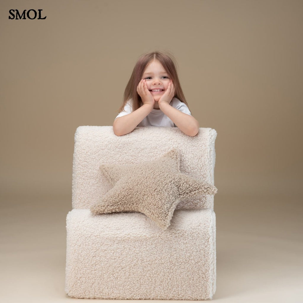 Gyerek felhőfotel | CREAM WHITE, felhő alakú, teddy anyagú gyerekfotel, SMOL - könyöklő gyerekkel