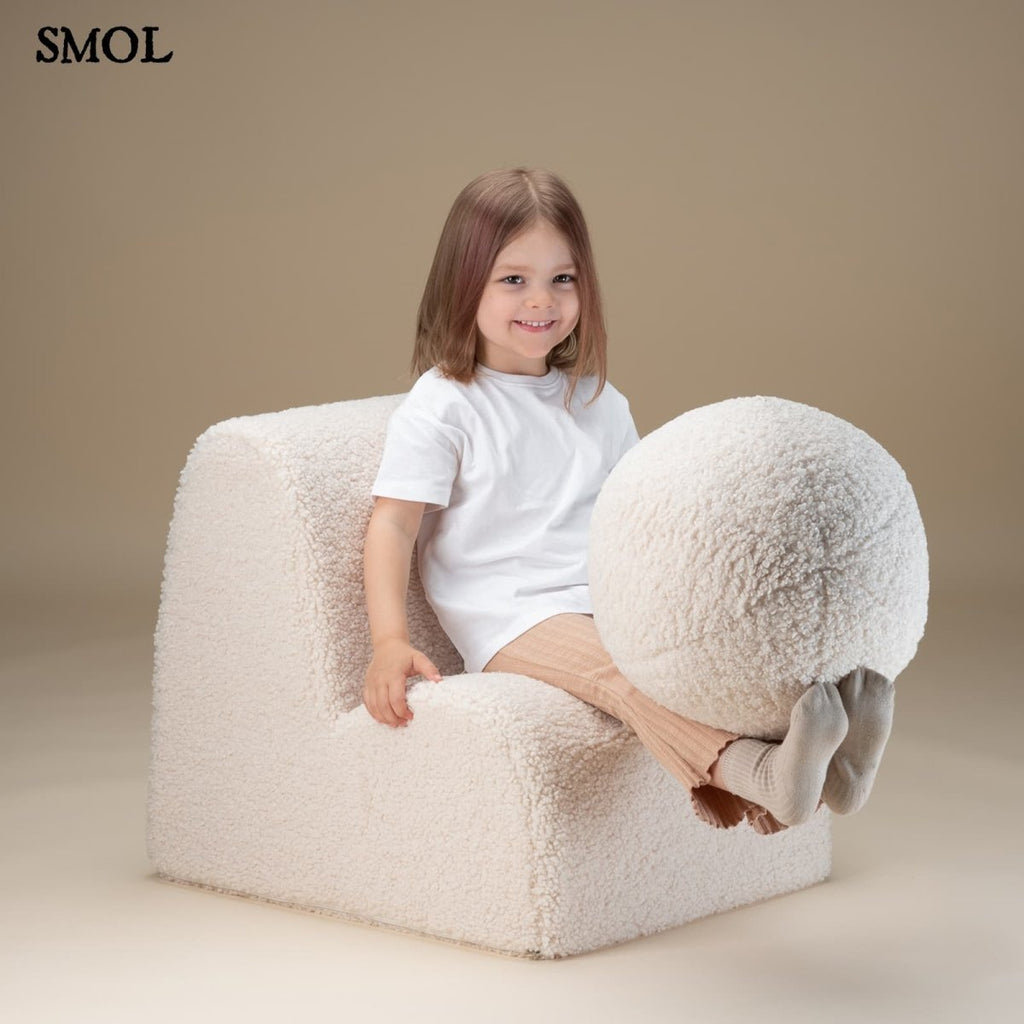 Gyerek felhőfotel | CREAM WHITE, felhő alakú, teddy anyagú gyerekfotel, SMOL - labdapárnával játszó gyerekkel