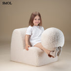 Gyerek felhőfotel | CREAM WHITE, felhő alakú, teddy anyagú gyerekfotel, SMOL - labdapárnával játszó gyerekkel