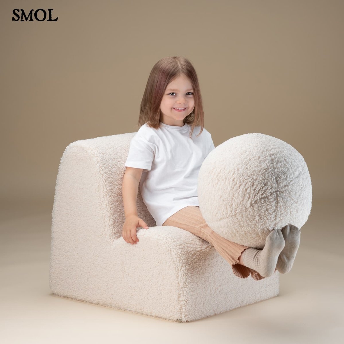 Gyerek felhőfotel | CREAM WHITE, felhő alakú, teddy anyagú gyerekfotel, SMOL - labdapárnával játszó gyerekkel