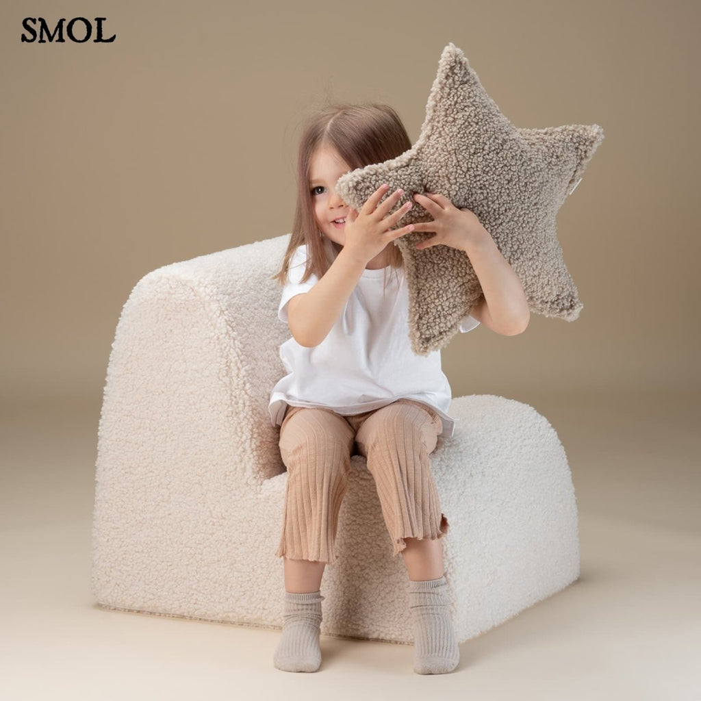 Gyerek felhőfotel | CREAM WHITE, felhő alakú, teddy anyagú gyerekfotel, SMOL - csillagpárnával játszó gyerekkel