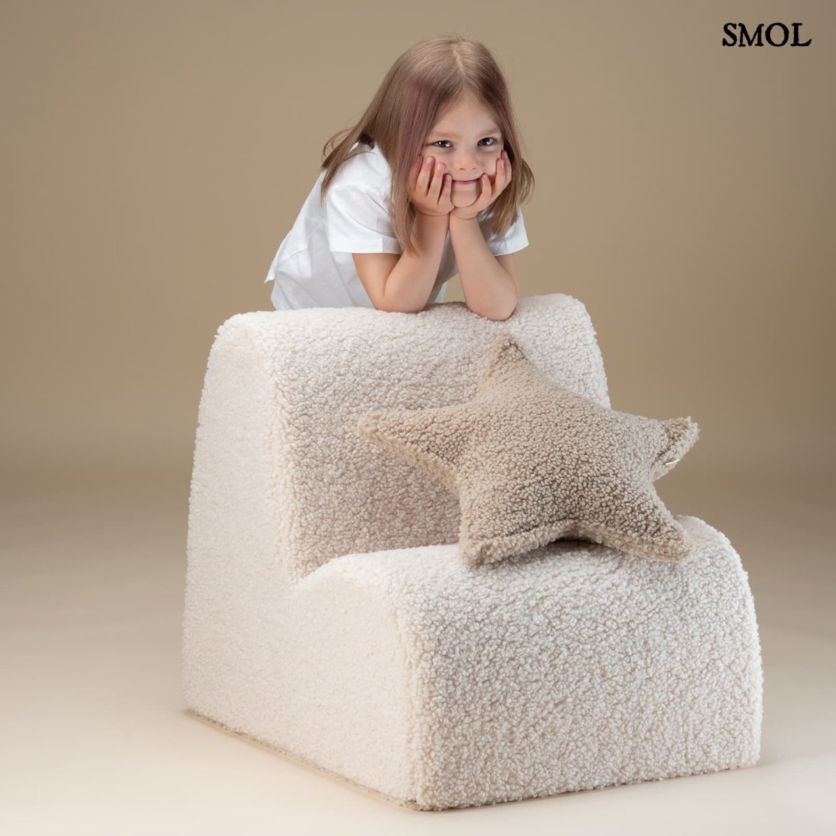 Gyerek felhőfotel | CREAM WHITE, felhő alakú, teddy anyagú gyerekfotel, SMOL - gyerekkel