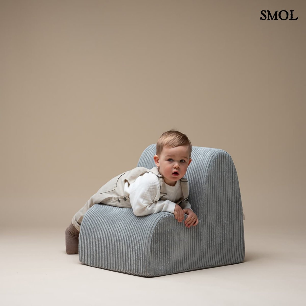 Gyerek felhőfotel | PEPPERMINT, felhő alakú, kordbársony gyerekfotel - SMOL - hasaló gyerekkel