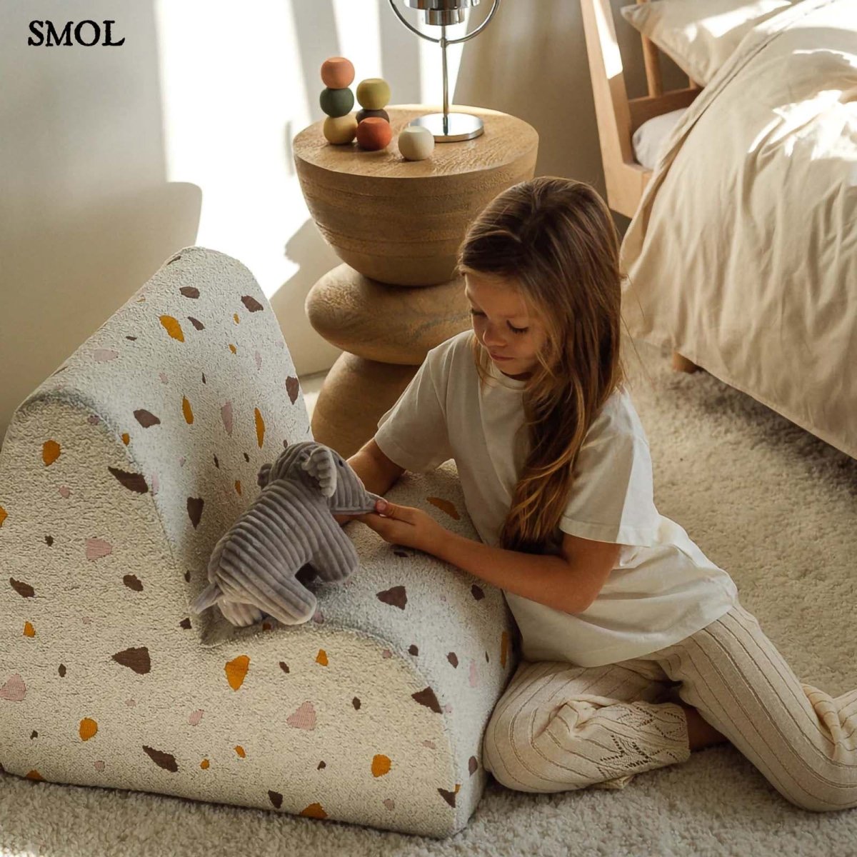 Gyerek felhőfotel | TERRAZZO MARBLE - SMOL - játszó gyerekkel gyerekszobában