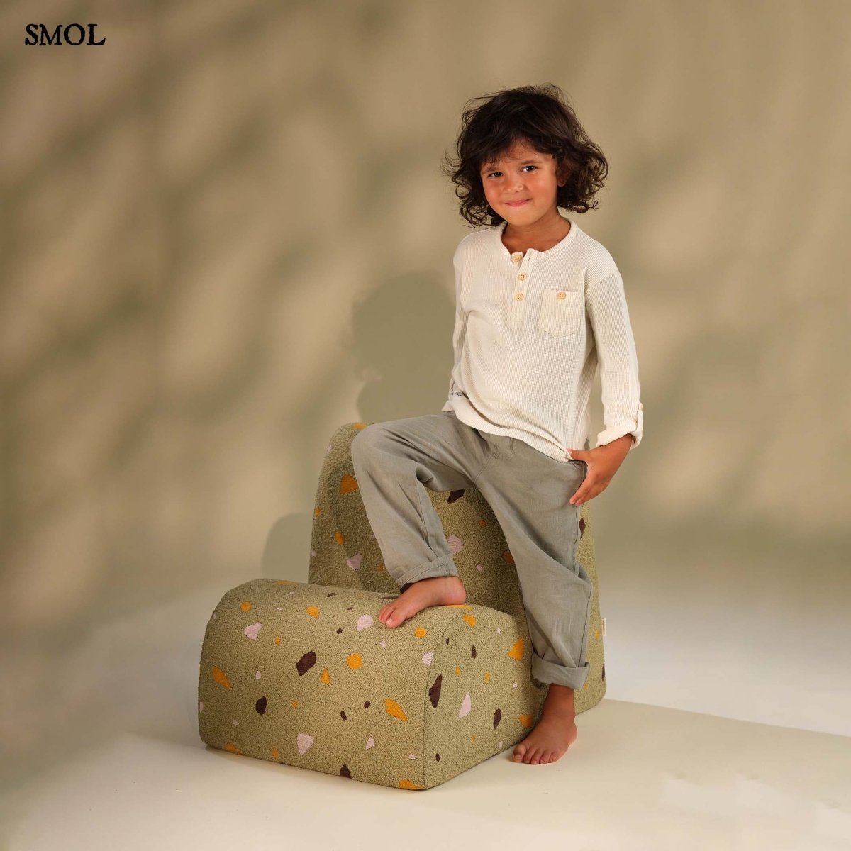 Gyerek felhőfotel | TERRAZZO MOSS, felhő alakú, terrazzo gyerekfotel - SMOL - mosolygó gyerekkel