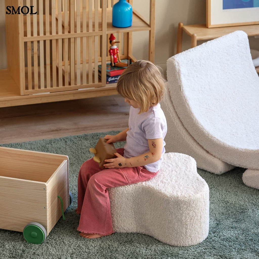 Gyerek holdfotel, 3 részes, moduláris | CREAM WHITE -SMOL - puffon ülő gyerekkel