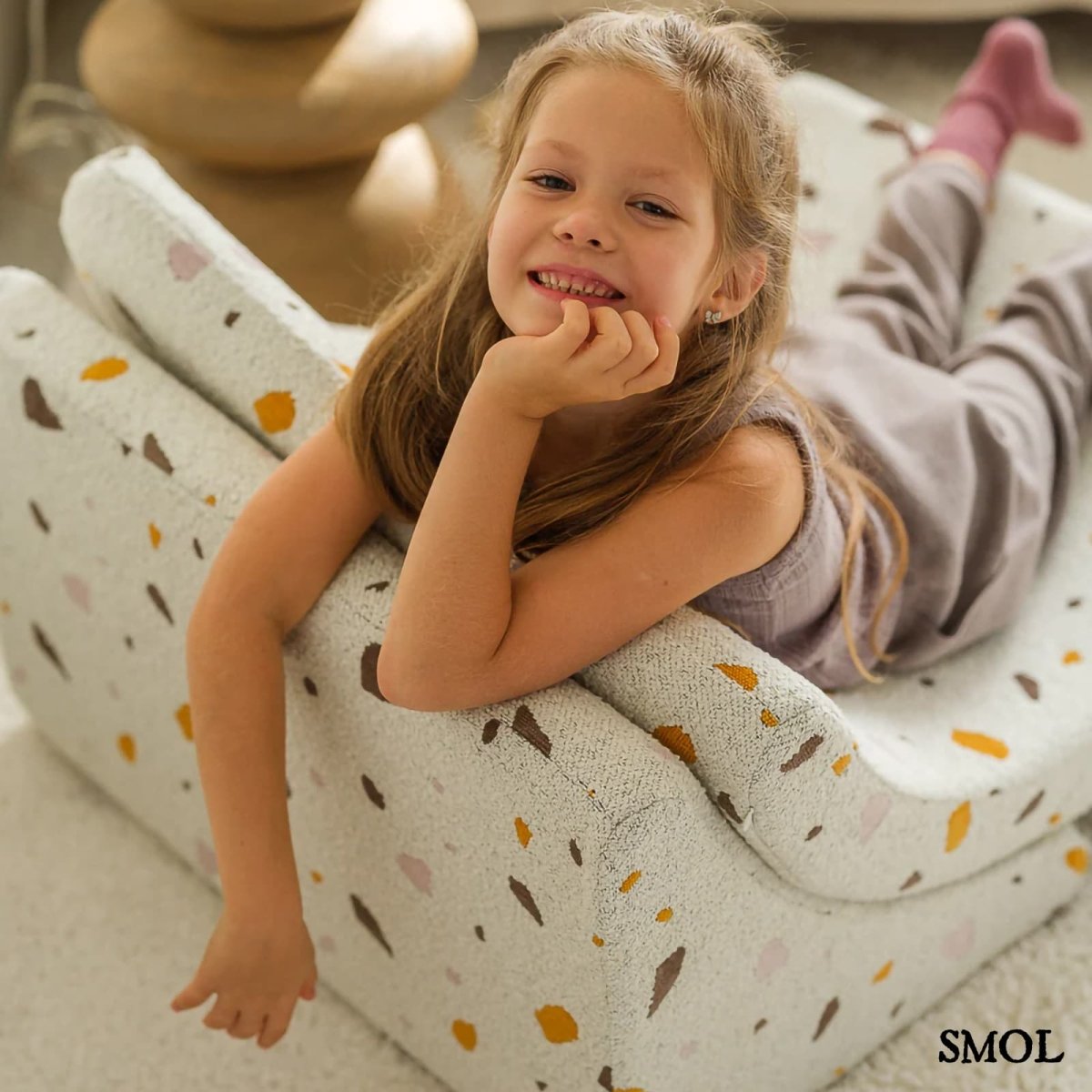 Gyerek holdfotel - 3 részes| TERRAZZO MARBLE, hold alakú, moduláris gyerekfotel - SMOL - hasaló gyerekkel