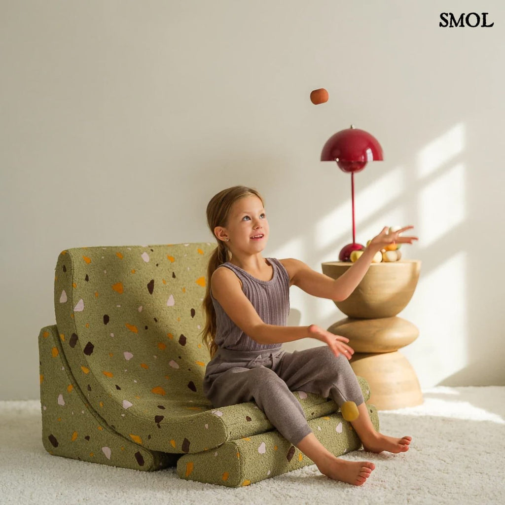 Gyerek holdfotel, 3 részes | TERRAZZO MOSS, hold alakú, moduláris gyerekfotel - SMOL - labdázó gyerekkel